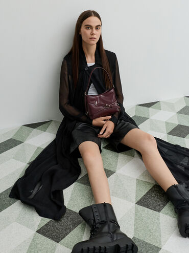 กระเป๋าสะพายข้างตกแต่งหัวเข็มขัดรุ่น Bryna, สีไวน์เบอร์รี่เรด, hi-res