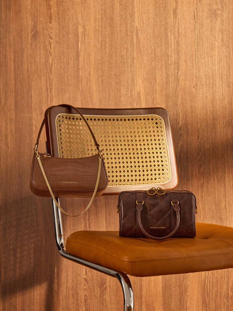 กระเป๋าทรงโบว์ลิ่งดีไซน์ลายเส้นพร้อมสายโซ่รุ่น Philomena, สีดิสเทรสด์คอฟฟี่, hi-res