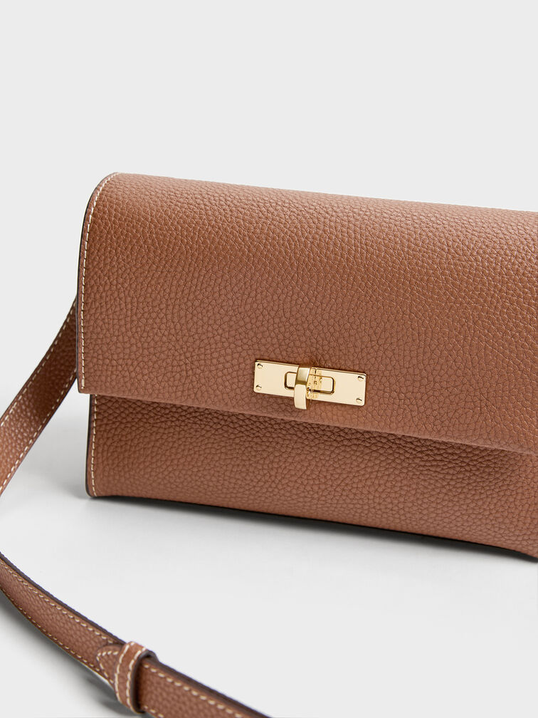 กระเป๋าสะพายข้างวัสดุหนังรีไซเคิลตกแต่งตัวล็อคแบบหมุนรุ่น Chance, สีช็อคโกแลต, hi-res