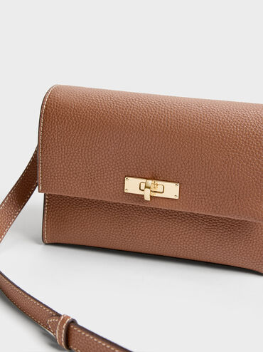 กระเป๋าสะพายข้างวัสดุหนังรีไซเคิลตกแต่งตัวล็อคแบบหมุนรุ่น Chance, สีช็อคโกแลต, hi-res