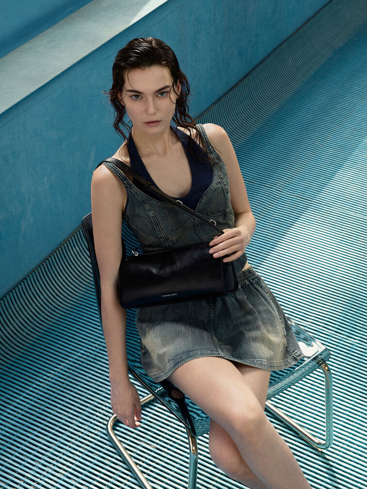 กระเป๋าสะพายไหล่ทรงยาวรุ่น Delfina, สีดำอะไหล่สีเงิน, hi-res