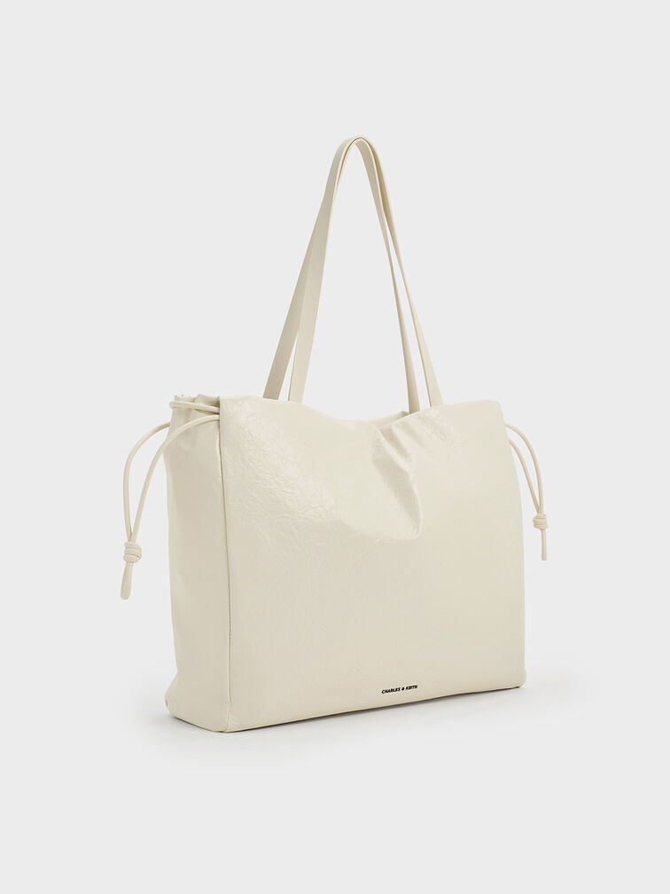 กระเป๋าโท้ทดีไซน์ลายย่นที่ปิดแบบเชือกรูดรุ่น Bethel, สีครีม, hi-res