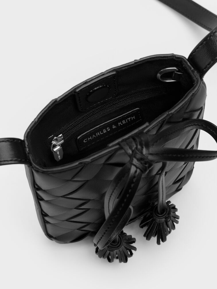 กระเป๋าเพาช์ดีเทลงานสานประดับพู่รุ่น Ivette, สีดำอะไหล่สีเงิน, hi-res