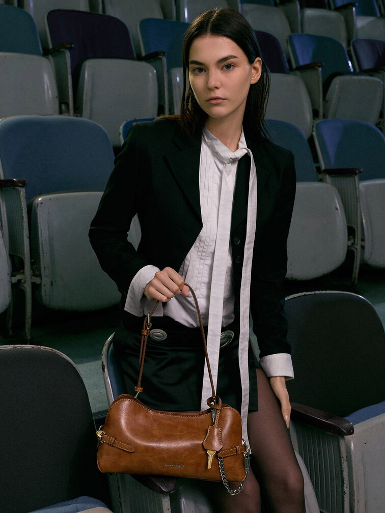 กระเป๋าสะพายไหล่ดีเทลสายโซ่และสายคาดด้านข้างรุ่น Delfina, สีดิสเทรสด์แทน, hi-res