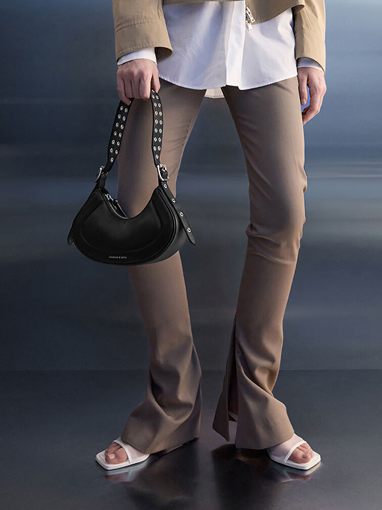 กระเป๋าสะพายไหล่ทรงโค้งดีไซน์สายตกแต่งด้วยหมุดโลหะ Grommet รุ่น Petra, สีดำอะไหล่สีเงิน, hi-res