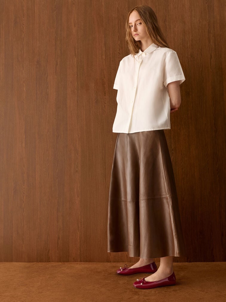 รองเท้าส้นเตี้ยวัสดุหนังแก้วทรงบัลเล่ต์ตกแต่งโบว์ประดับมุกรุ่น Barbara, สีแดง, hi-res