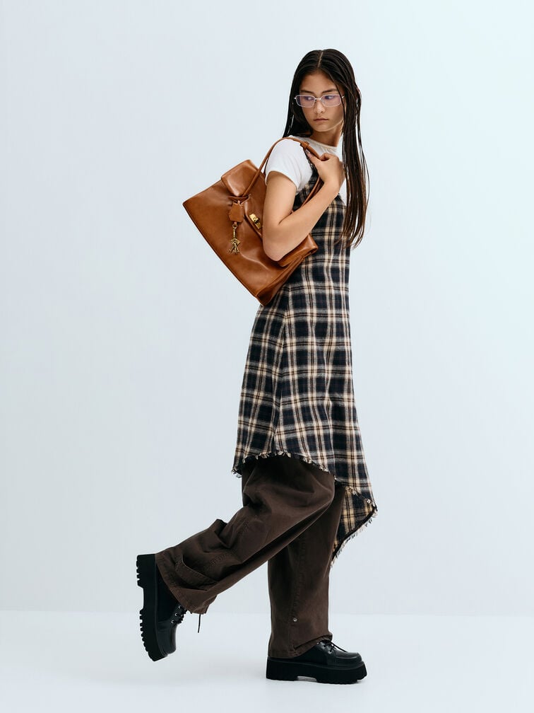 กระเป๋าโท้ททรงสี่เหลี่ยมคางหมูรุ่น Kerry, สีดิสเทรสด์แทน, hi-res