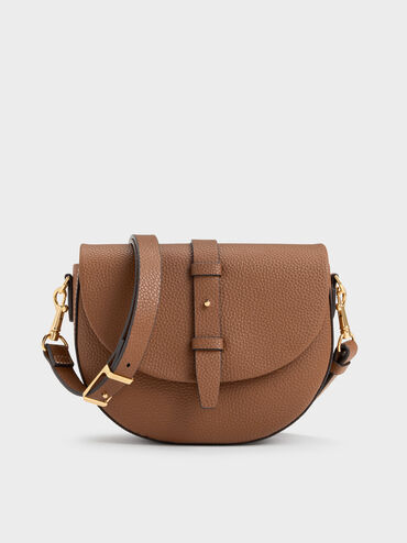 กระเป๋าสะพายข้างทรงอานม้าประดับเข็มขัดรุ่น Beryl, สีช็อคโกแลต, hi-res