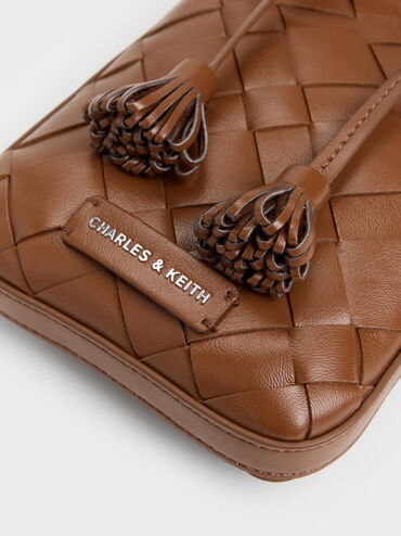 กระเป๋าเพาช์ดีเทลงานสานประดับพู่รุ่น Ivette, สีช็อคโกแลต, hi-res