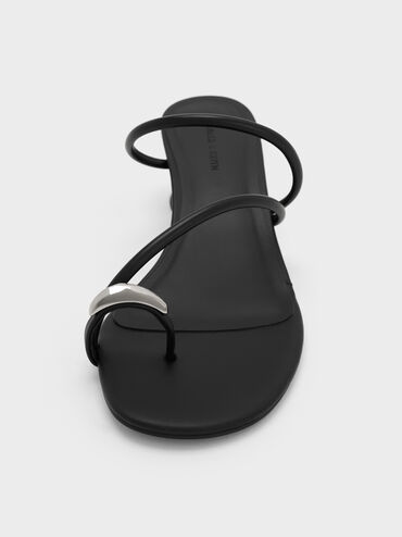 รองเท้าแตะส้นสูงดีไซน์ห่วงคล้องนิ้วเท้าตกแต่งอะไหล่เมทัลลิค, สีดำ, hi-res