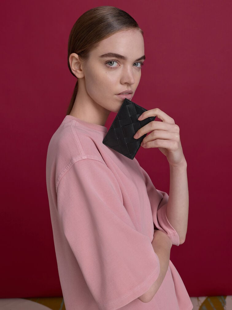 กระเป๋าใส่บัตรดีไซน์แบบสานรุ่น Ivette, สีดำอะไหล่สีเงิน, hi-res