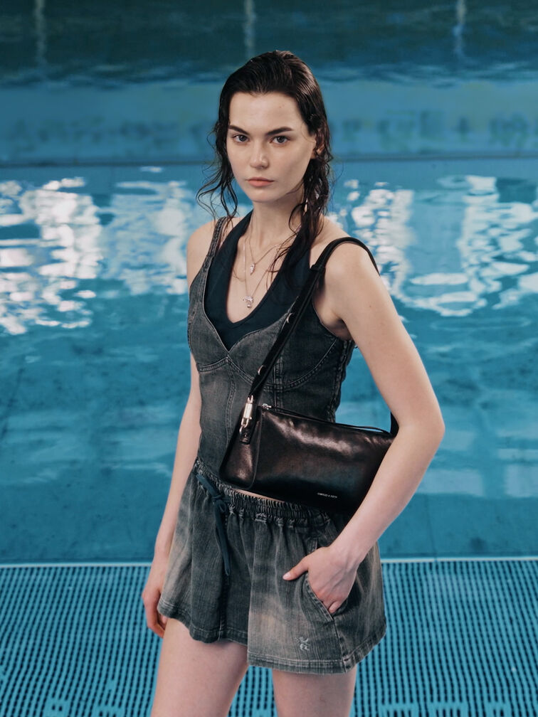 กระเป๋าสะพายไหล่ทรงยาวรุ่น Delfina, สีดำอะไหล่สีเงิน, hi-res