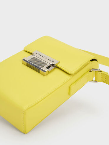 กระเป๋าเพาช์ทรงยาวตกแต่งด้วยเมทัลลิครุ่น Freida, สีเหลือง, hi-res