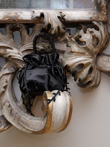 กระเป๋าทรงถังวัสดุผ้าซาตินดีเทลเถาวัลย์ดอกไม้รุ่น Mabel, สีดำอะไหล่สีเงิน, hi-res