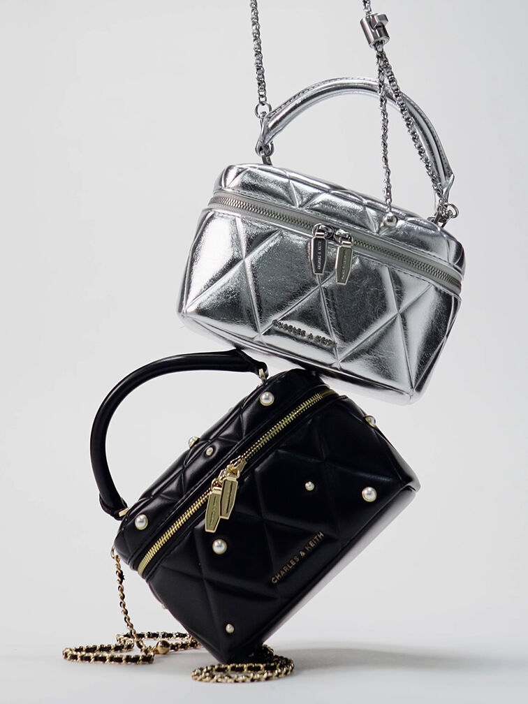 กระเป๋าทรงลูกบาศก์ลายควิลท์ดีไซน์เมทัลลิคพร้อมหูจับด้านบนรุ่น Arwen, สีเงิน, hi-res