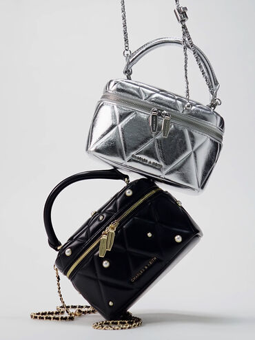 กระเป๋าทรงลูกบาศก์ลายควิลท์ดีไซน์เมทัลลิคพร้อมหูจับด้านบนรุ่น Arwen, สีเงิน, hi-res