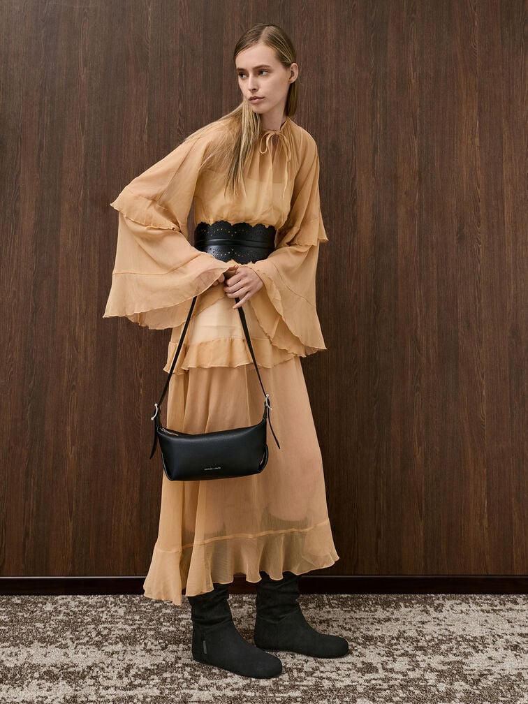 กระเป๋าสะพายไหล่ดีไซน์ย่นพร้อมสายคาดหัวเข็มขัดรุ่น Larsen, สีดำอะไหล่สีเงิน กระเป๋าสะพายไหล่ดีไซน์ย่นพร้อมสายคาดหัวเข็มขัดรุ่น Larsen, สีดำอะไหล่สีเงิน, hi-res