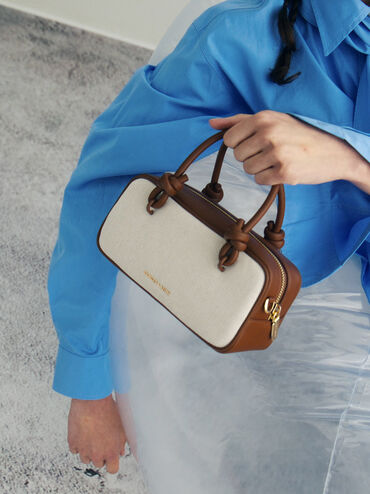 กระเป๋าสะพายข้างทรงยาวผ้าแคนวาสดีไซน์หูจับแบบผูกปมรุ่น Sammie, สีโทปแคนวาส, hi-res