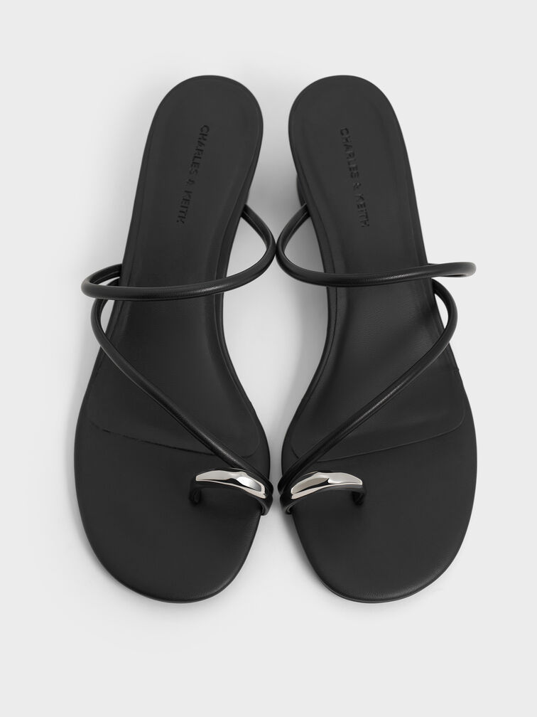 รองเท้าแตะส้นสูงดีไซน์ห่วงคล้องนิ้วเท้าตกแต่งอะไหล่เมทัลลิค, สีดำ, hi-res