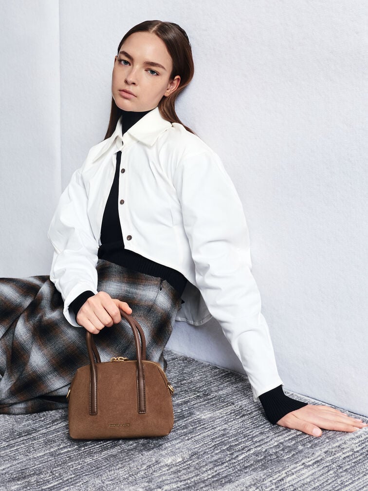 กระเป๋าทรงโบว์ลิ่งวัสดุหนังกลับรีไซเคิลดีเทลเมทัลลิครุ่น Deyna, สีมอคค่าบราวน์, hi-res