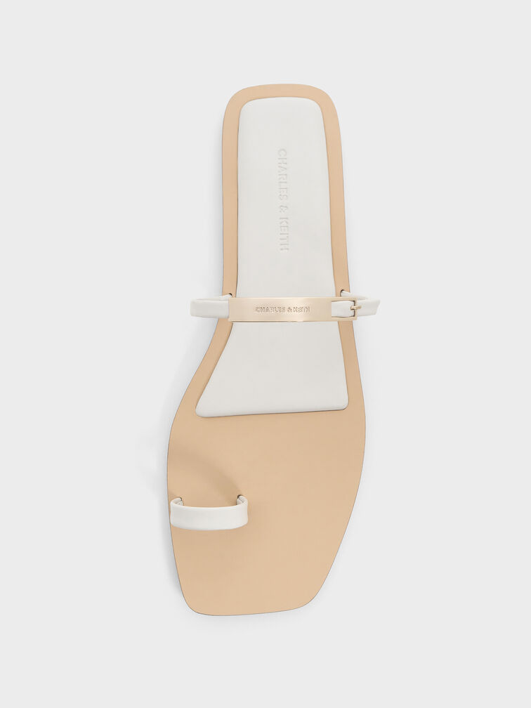 รองเท้าแตะดีไซน์ห่วงคล้องนิ้วเท้าประดับแผ่นเมทัลลิค, สีขาว, hi-res