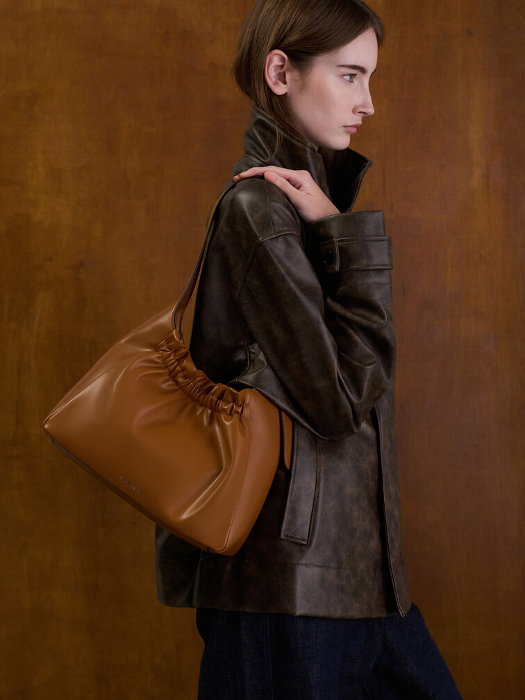กระเป๋าสะพายไหล่ดีเทลจับจีบย่นรุ่น Brigette, สีน้ำตาล, hi-res