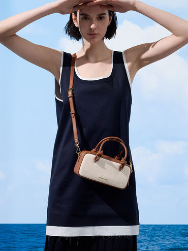 กระเป๋าสะพายข้างทรงยาวผ้าแคนวาสดีไซน์หูจับแบบผูกปมรุ่น Sammie, สีโทปแคนวาส, hi-res