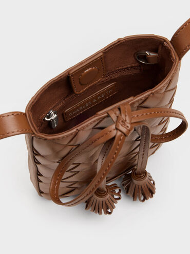 กระเป๋าเพาช์ดีเทลงานสานประดับพู่รุ่น Ivette, สีช็อคโกแลต, hi-res