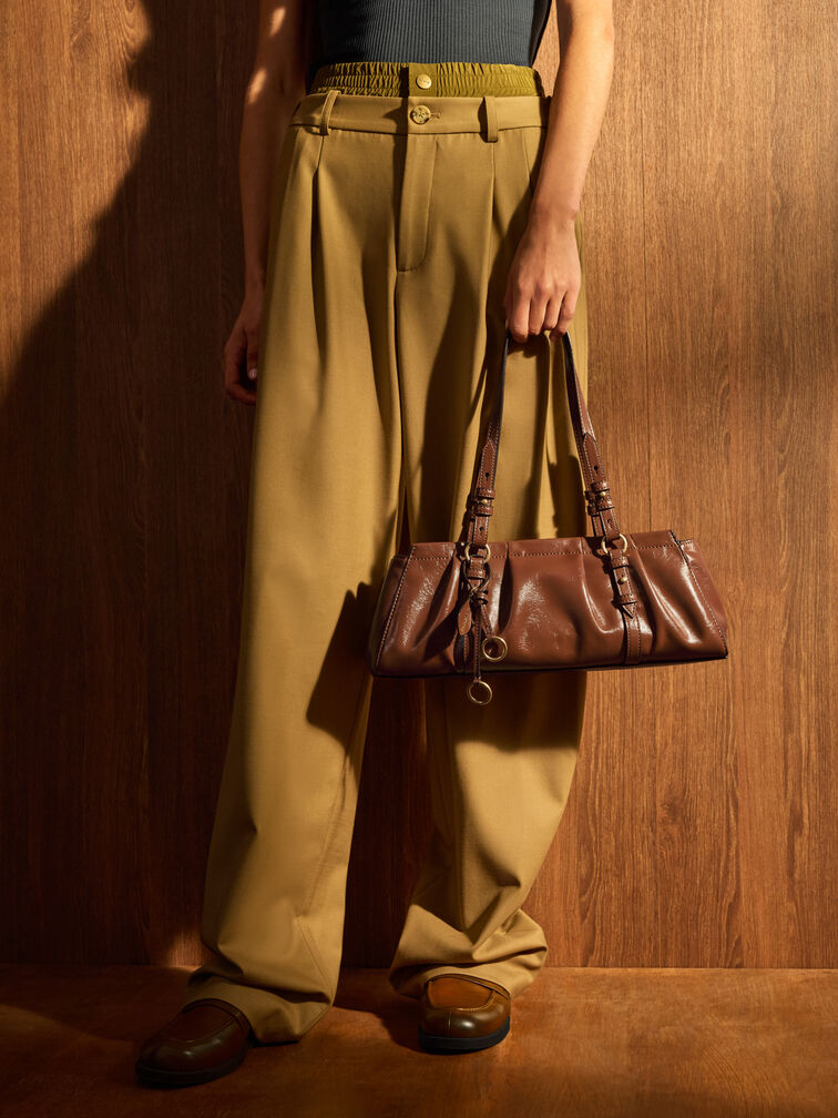 กระเป๋าสะพายไหล่ทรงยาวจับจีบย่นรุ่น Britton, สีช็อคโกแลต, hi-res