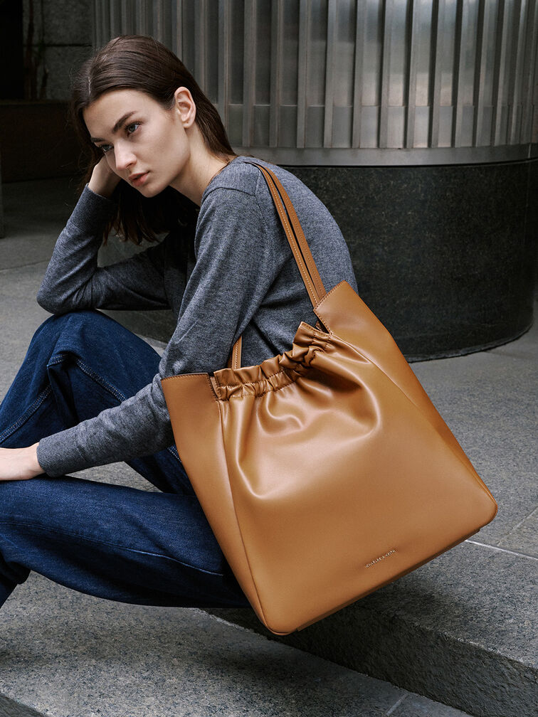 กระเป๋าโท้ทดีเทลจับจีบย่นรุ่น Brigette, สีน้ำตาล, hi-res