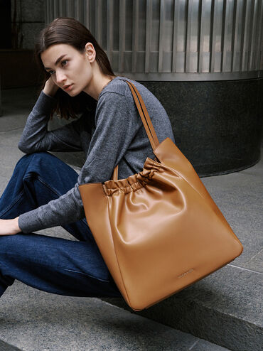 กระเป๋าโท้ทดีเทลจับจีบย่นรุ่น Brigette, สีน้ำตาล, hi-res