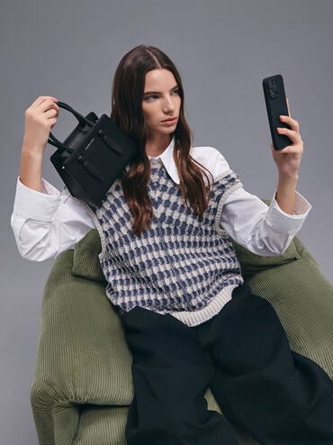 กระเป๋าโท้ททรงสี่เหลี่ยมคางหมูรุ่น Allyn, สีดำอะไหล่สีเงิน, hi-res