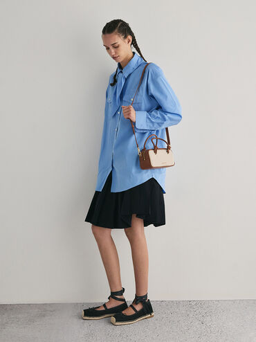 กระเป๋าสะพายข้างทรงยาวผ้าแคนวาสดีไซน์หูจับแบบผูกปมรุ่น Sammie, สีโทปแคนวาส, hi-res