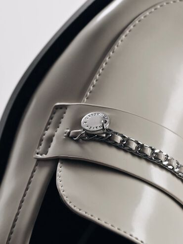 รองเท้าโลฟเฟอร์ตกแต่งสายโซ่แบบถักเมทัลลิค, สีชอล์ค, hi-res