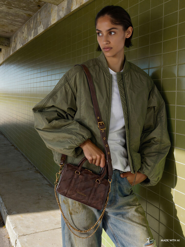 กระเป๋าทรงโบว์ลิ่งดีไซน์ลายเส้นพร้อมสายโซ่รุ่น Philomena, สีดิสเทรสด์คอฟฟี่, hi-res