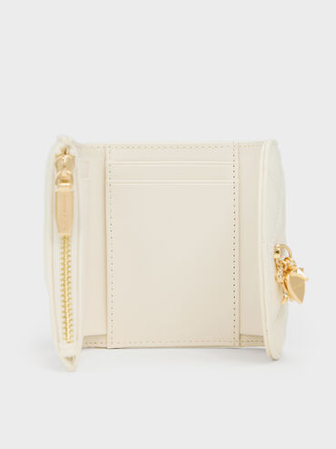 กระเป๋าสตางค์ลายควิลท์ฝาปิดโค้งประดับชาร์มรูปหัวใจโบว์รุ่น Arrietty, สีครีม, hi-res