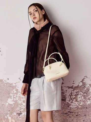 กระเป๋าโบว์ลิ่งหูจับแบบผูกปมรุ่น Sammie, สีครีม, hi-res