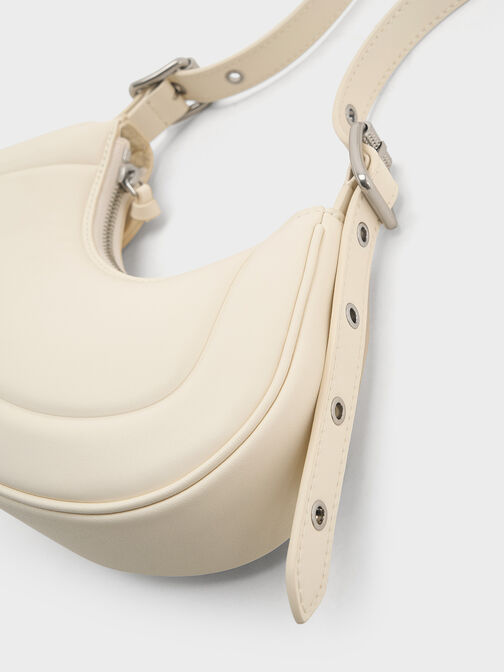 กระเป๋าสะพายไหล่ทรงโค้งดีไซน์สายตกแต่งด้วยหมุดโลหะ Grommet รุ่น Petra, สีครีม, hi-res