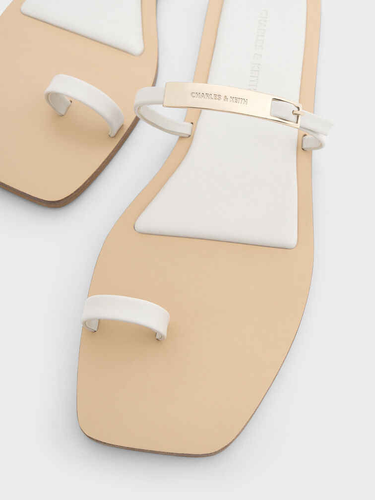 รองเท้าแตะดีไซน์ห่วงคล้องนิ้วเท้าประดับแผ่นเมทัลลิค, สีขาว, hi-res