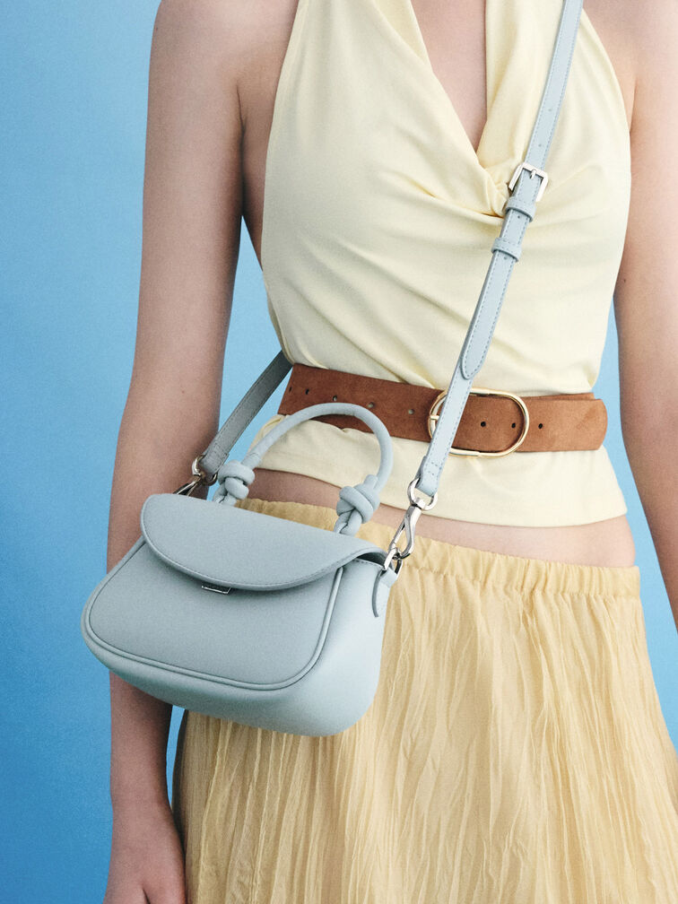 กระเป๋าสะพายข้างดีไซน์ที่ปิดด้านหน้าพร้อมหูจับแบบผูกปมรุ่น Sammie, สีซีซอลต์บลู, hi-res