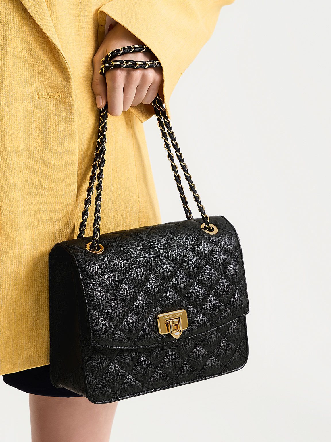 Black quilted handbag with chain strap 2025