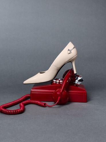 รองเท้าปิดส้นหัวแหลมดีเทลเมทัลลิครุ่น Erinna, สีแซนด์, hi-res