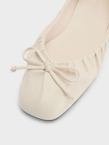 รองเท้าส้นเตี้ยทรงบัลเล่ต์ดีไซน์จับจีบประดับโบว์, สีชอล์ค, hi-res