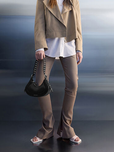 กระเป๋าสะพายไหล่ทรงโค้งดีไซน์สายตกแต่งด้วยหมุดโลหะ Grommet รุ่น Petra, สีดำอะไหล่สีเงิน, hi-res