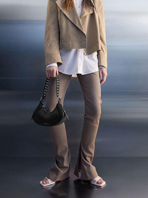 กระเป๋าสะพายไหล่ทรงโค้งดีไซน์สายตกแต่งด้วยหมุดโลหะ Grommet รุ่น Petra, สีดำอะไหล่สีเงิน, hi-res