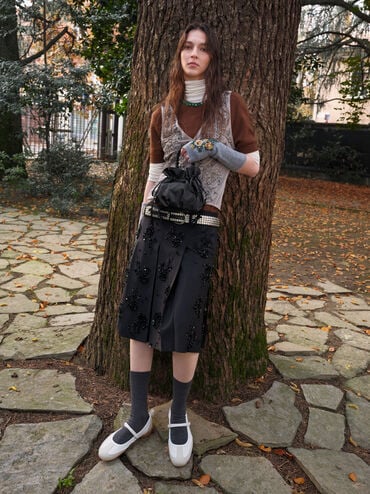 กระเป๋าทรงถังวัสดุผ้าซาตินดีเทลเถาวัลย์ดอกไม้รุ่น Mabel, สีดำอะไหล่สีเงิน, hi-res