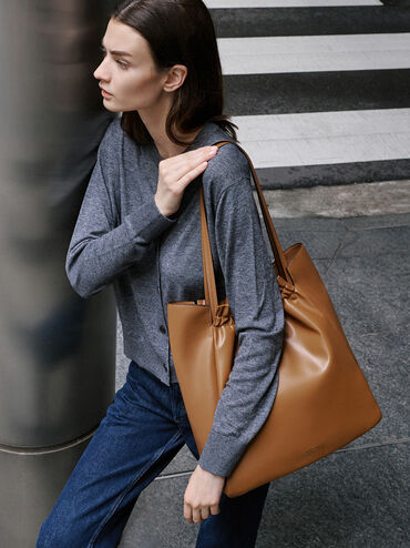 กระเป๋าโท้ทดีเทลจับจีบย่นรุ่น Brigette, สีน้ำตาล, hi-res
