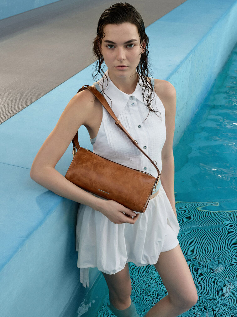 กระเป๋าสะพายไหล่ทรงยาวรุ่น Delfina, สีดิสเทรสด์แทน, hi-res