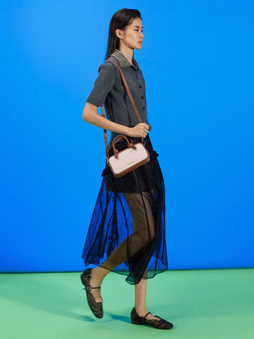 กระเป๋าสะพายข้างทรงยาวผ้าแคนวาสดีไซน์หูจับแบบผูกปมรุ่น Sammie, สีโทปแคนวาส, hi-res