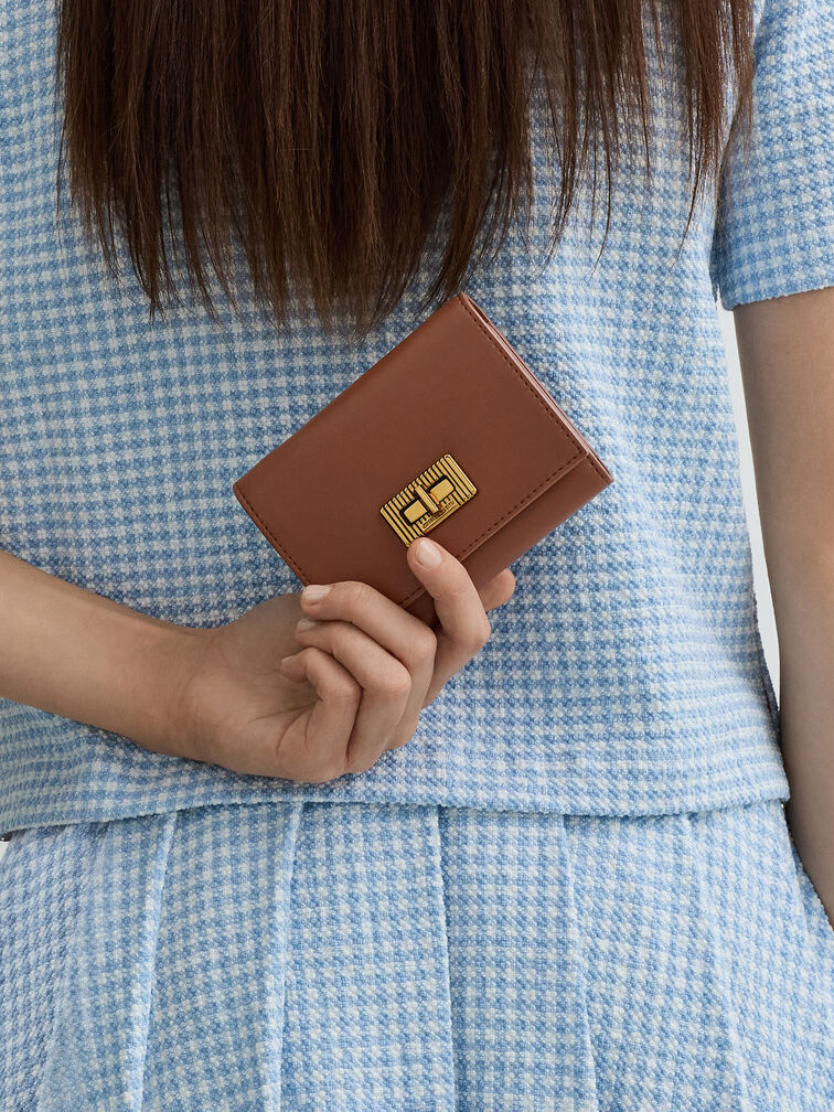 กระเป๋าสตางค์ดีไซน์สายมัดปมพร้อมตัวล็อคแบบหมุนรุ่น Edna, สีช็อคโกแลต, hi-res